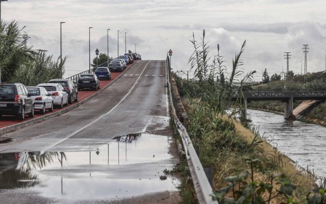 Coches aparcados en los puentes por precaución en caso de posibles inundaciones provocadas por las fuertes lluvias.