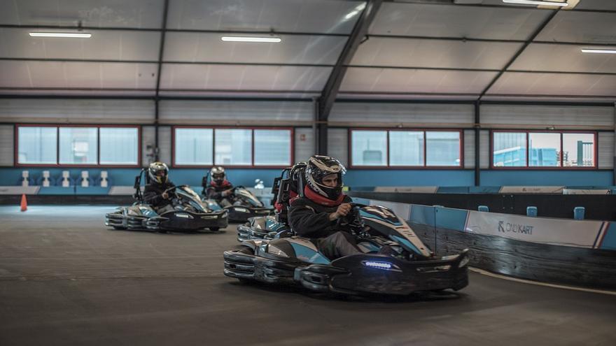 Personas conduciendo 'karts', en una imagen de archivo