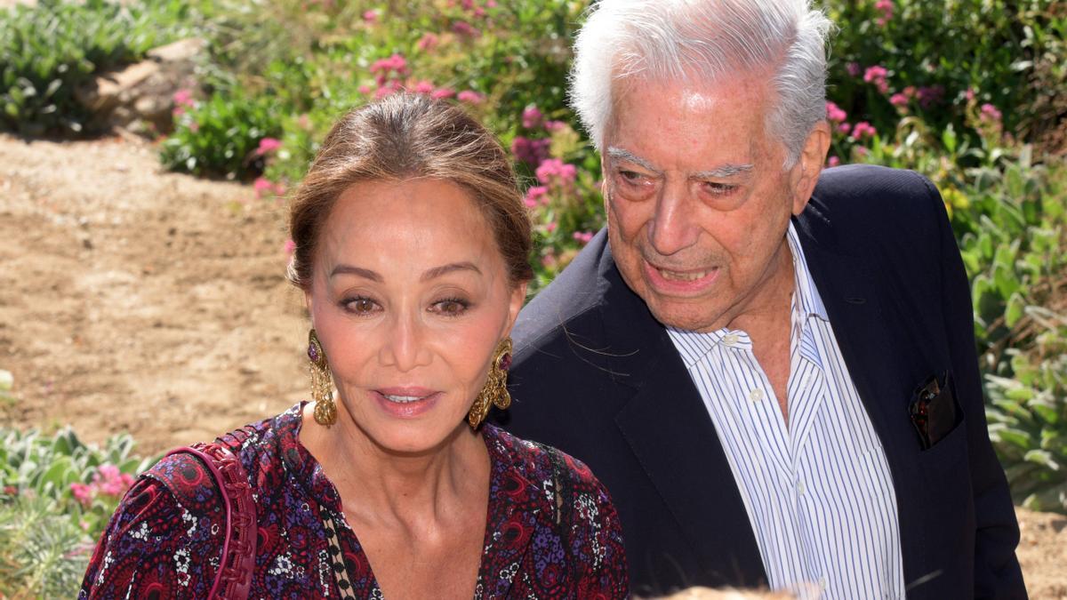 Mario Vargas Llosa junto a Isabel Preysler.