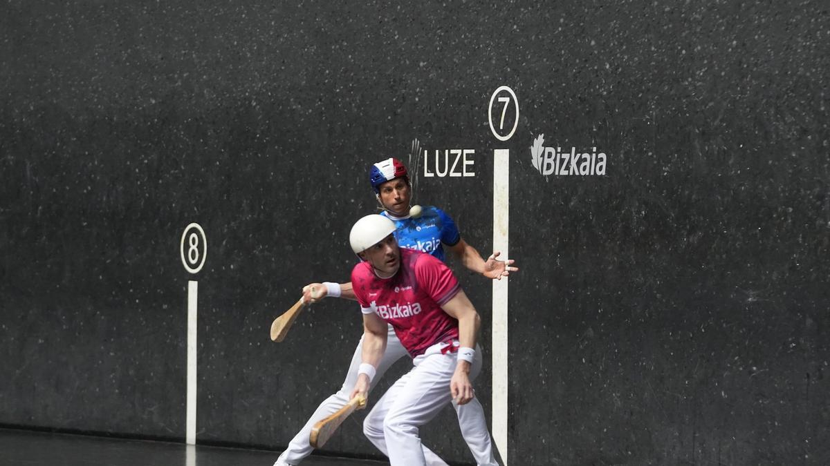 Esteban Gaubeka y Dan Necol juegan en el frontón Bizkaia de Bilbao en mitad de las movilizaciones de los palistas de Innpala.