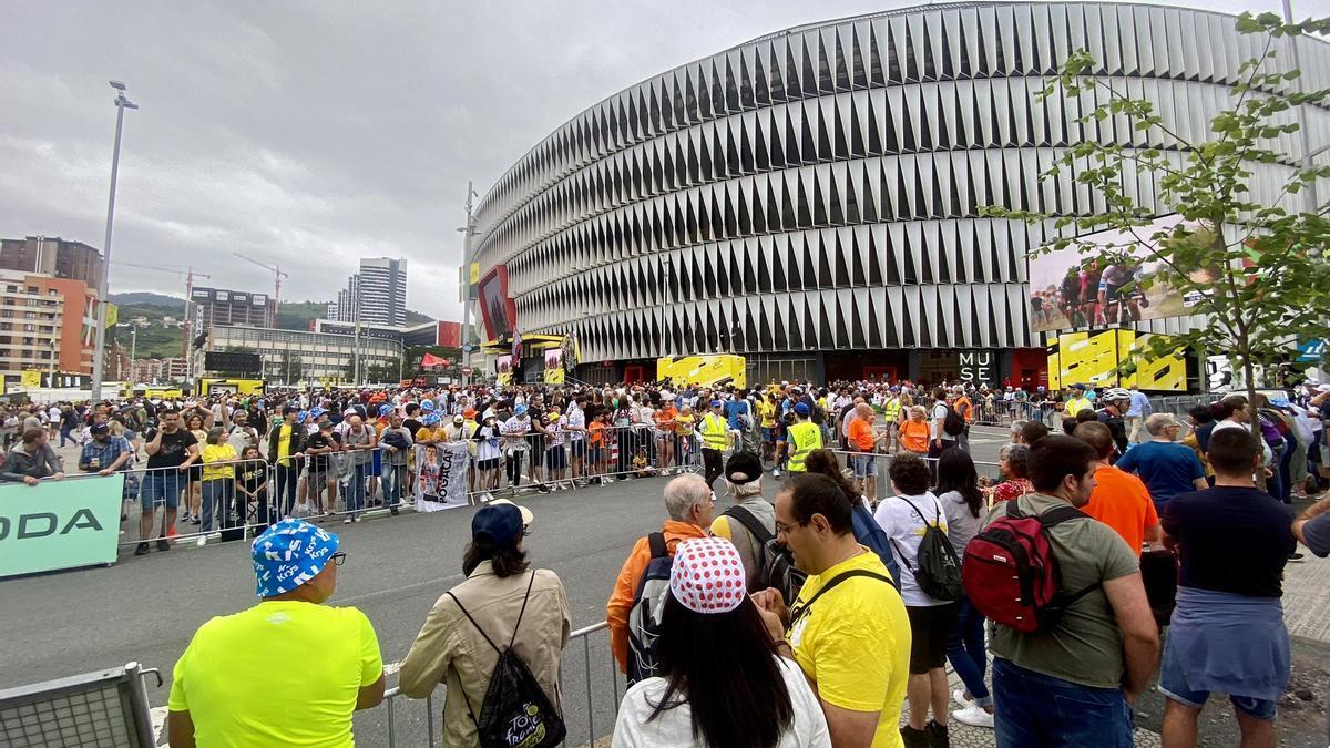 Expectación en la explanada de San Mamés por el inicio del Tour