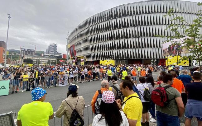 Expectación en la explanada de San Mamés por el inicio del Tour