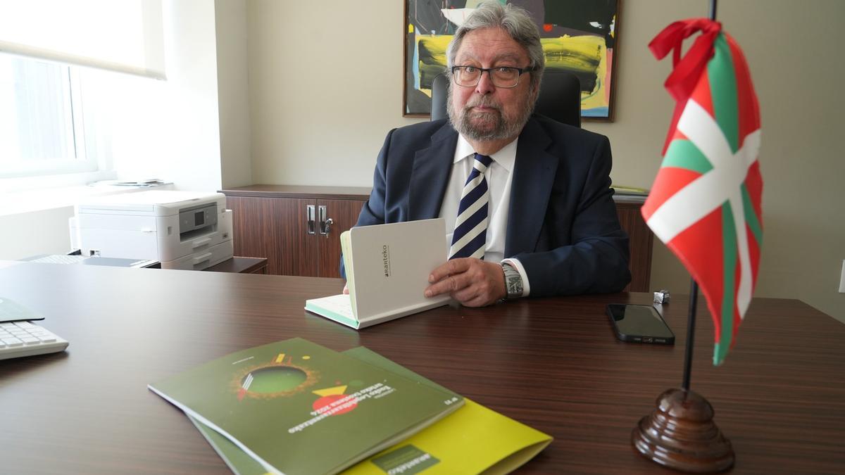 El Ararteko, Manuel Lezertua, en su despacho. En la imagen aparece el resumen del informe que presentó el pasado martes a la presidenta del Parlamento Vasco, Bakartxo Tejeria