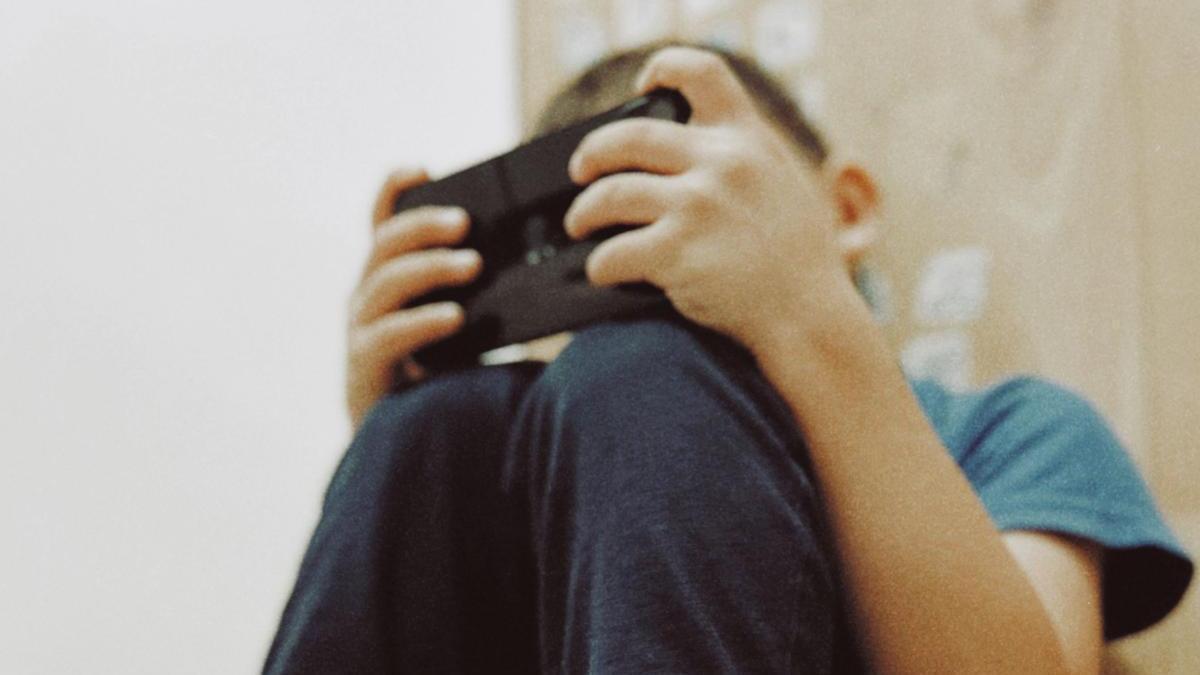 Un niño con el móvil.