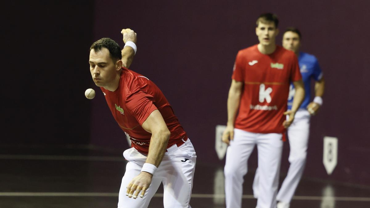 En imágenes: Jaka-Iztueta remontan ante Peio Etxeberria-Rezusta en la quinta jornada del Campeonato de Parejas.