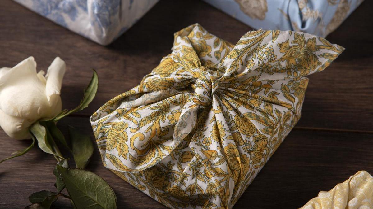 Regalo envuelto con la técnica furoshiki