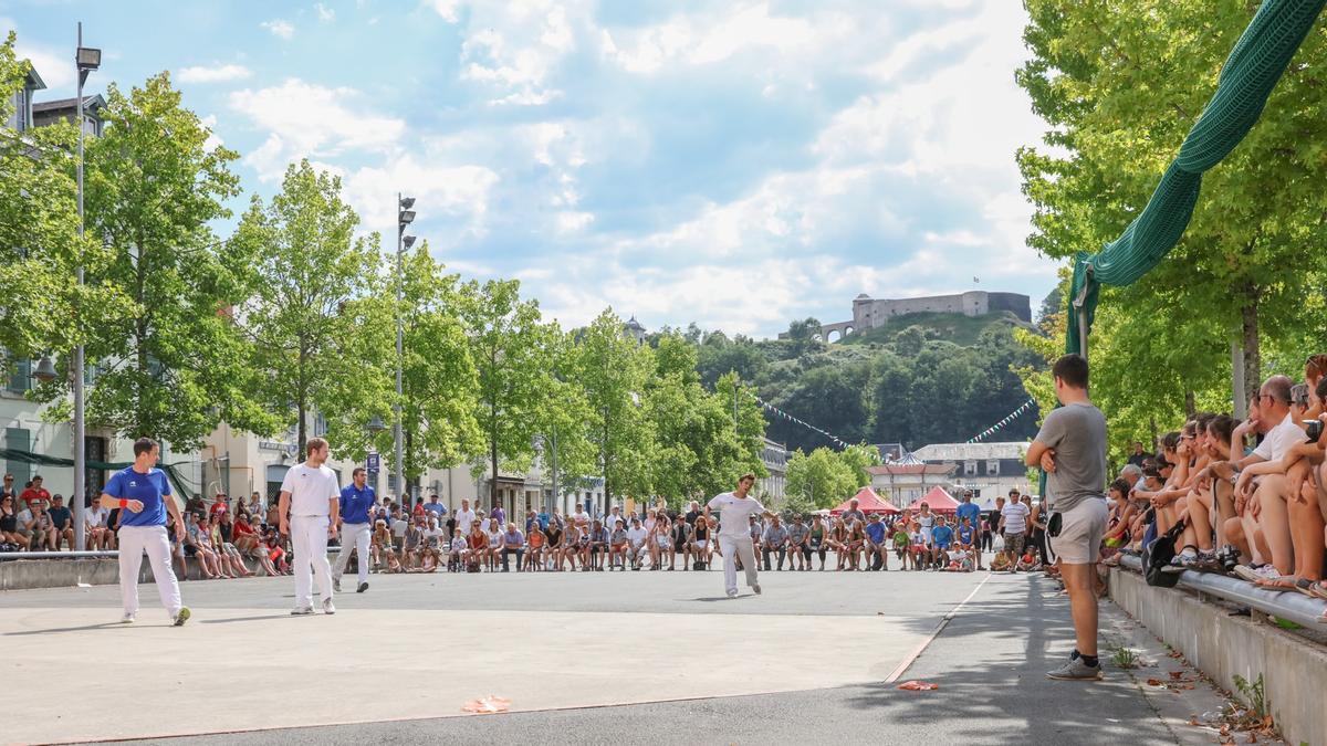 Partdo de pelota en el frontón de plaza libre de Maule.