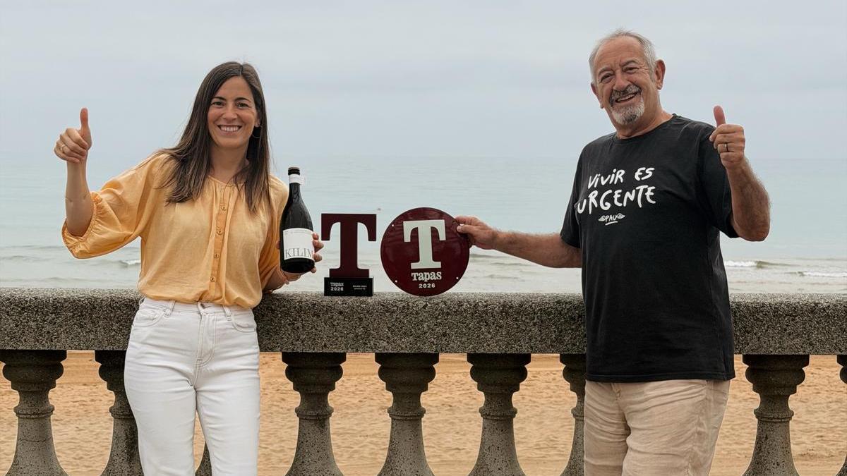 Amaia Arguiñano y Karlos Arguiñano con el premio T.