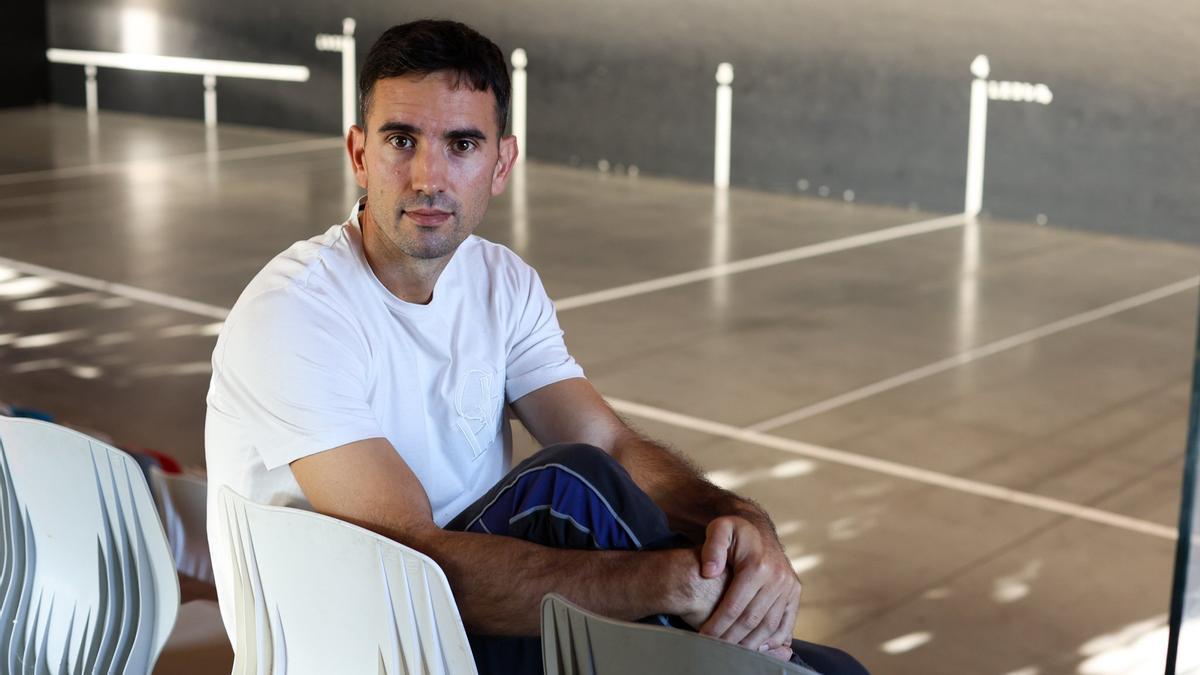 Mikel Urrutikoetxea posa en Zaratamo antes de su despedida como pelotari profesional.