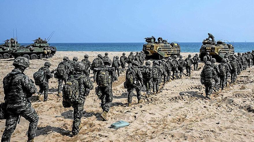 Marines de Corea del Sur, en un momento del ejercicio de desembarco realizado ayer.