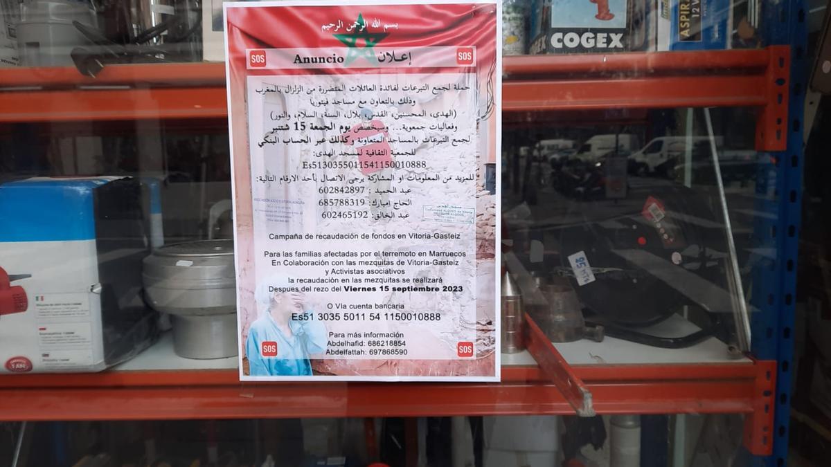 A través de un cartel colgado en algunos comercios de la capital alavesa, como en el barrio de Coronación, se puede leer el llamamiento de la comunidad musulmana