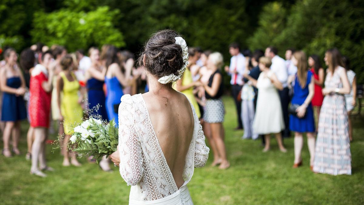 Las buenas temperaturas y la luz del sol durante más horas en el día hacen que muchos elijan estos meses para celebrar sus grandes momentos vitales, como pueden ser las bodas.
