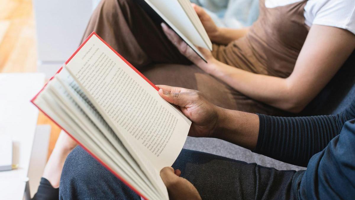 Jóvenes participando en un club de lectura