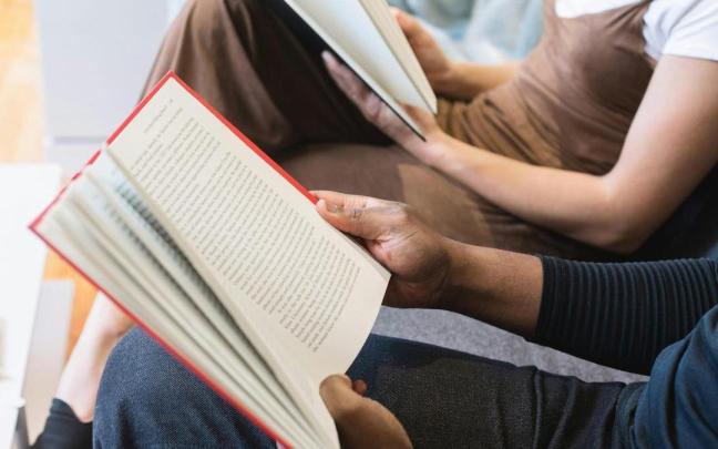 Jóvenes participando en un club de lectura