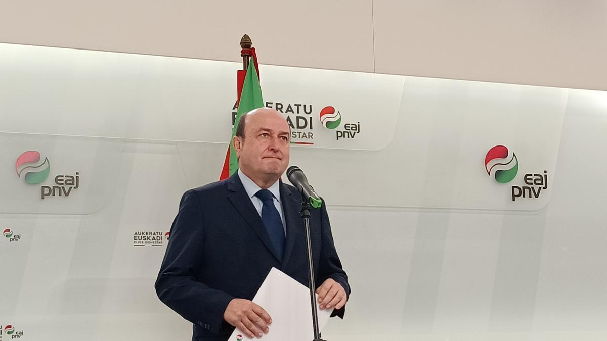El presidente del EBB del PNV, Andoni Ortuzar, durante la lectura del comunicado por el fallecimiento del lehendakari José Antonio Ardanza.