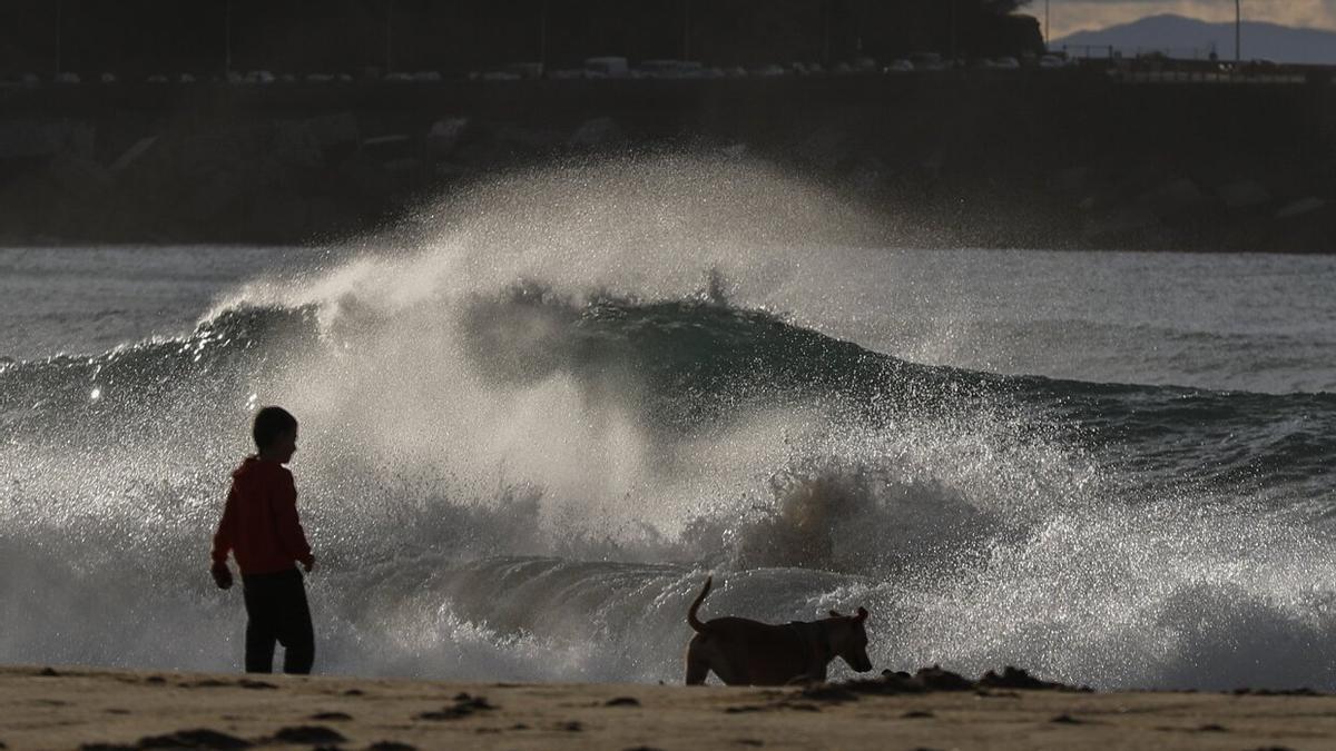 Un niño disfruta del oleaje de la playa donostiarra de La Zurriola