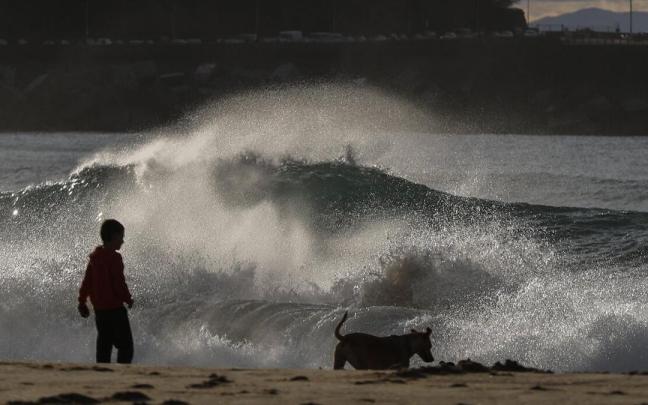 Un niño disfruta del oleaje de la playa donostiarra de La Zurriola