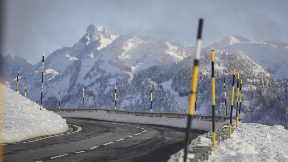 La nieve cubre las cumbres del Pirineo navarro. Eduardo Sanz