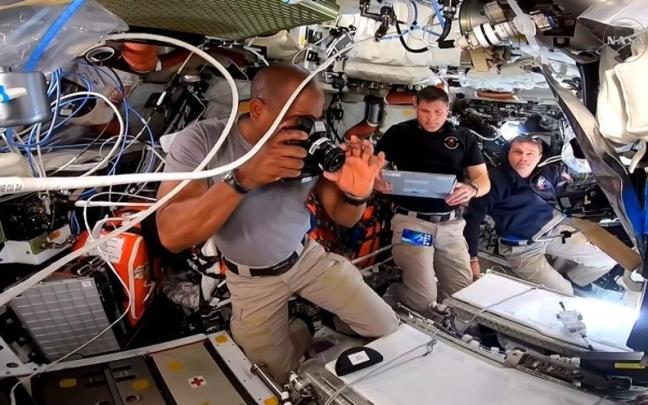 Victor Glover, Jeremy Hansen y Reid Wiseman trabajan juntos dentro de la nave espacial Orión en su viaje a la Luna.