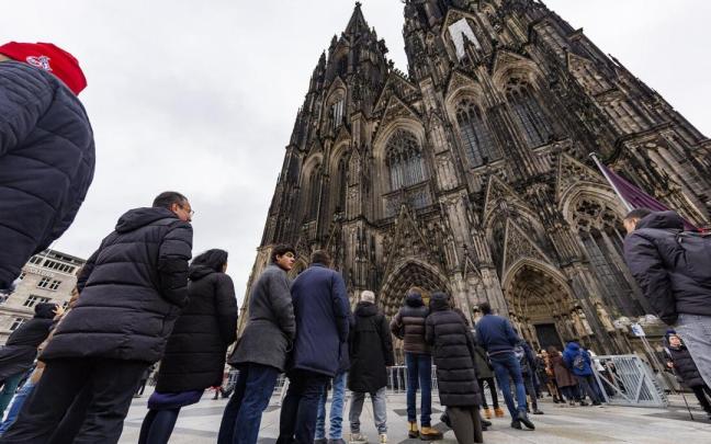 Cierran la Catedral de Colonia ante la amenaza de un atentado yihadista. / EFE Cierran la Catedral de Colonia ante la amenaza de un atentado yihadista.