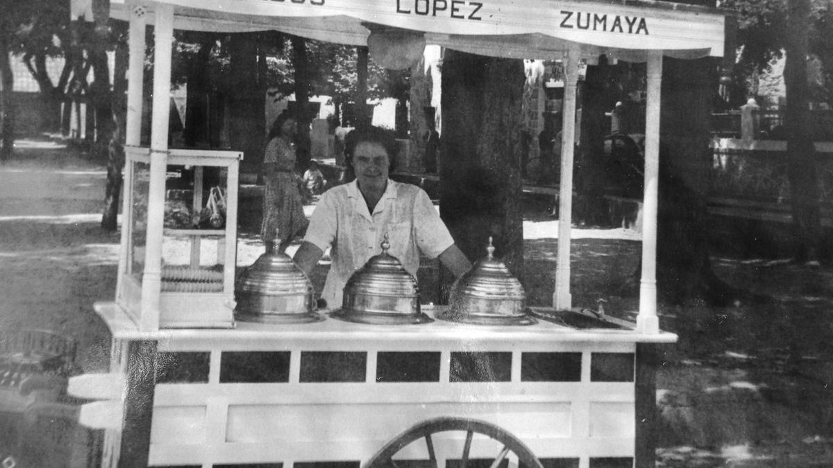Carro de helados, caramelos y barquillos en la plaza Eusebio Gurrutxaga de Zumaia.