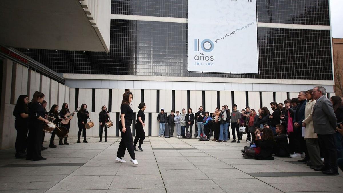 La jornada central del festival ha arrancado con un aurresku en la entrada del Conservatorio Superior.