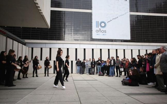 La jornada central del festival ha arrancado con un aurresku en la entrada del Conservatorio Superior.