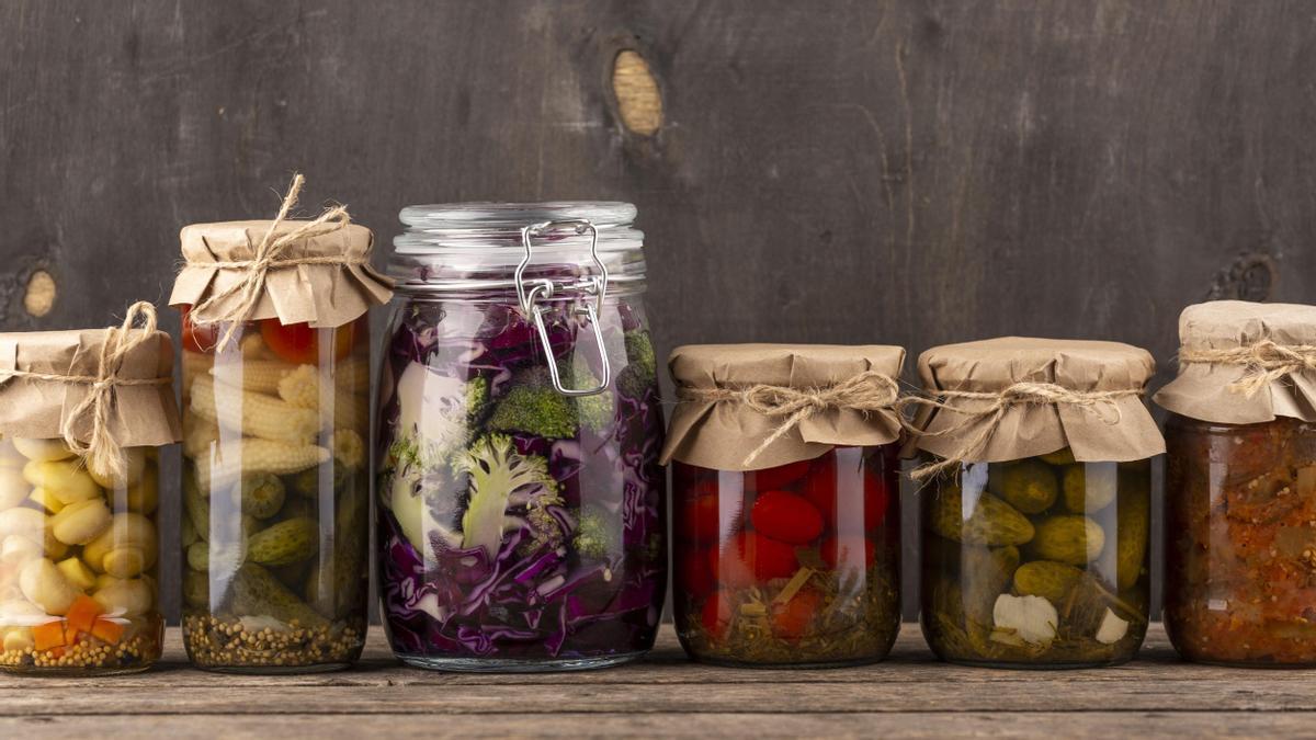 Al estar fermentados, los encurtidos poseen probióticos muy saludable para la microbiota.