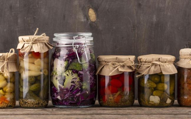 Al estar fermentados, los encurtidos poseen probióticos muy saludable para la microbiota.