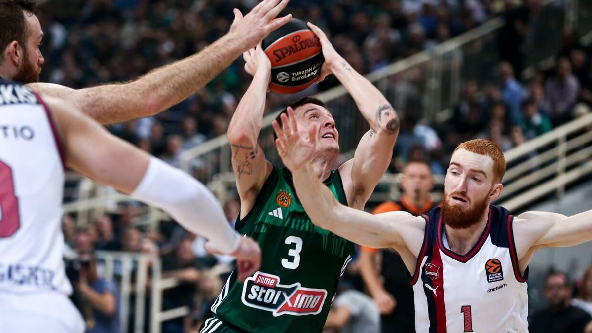 Mannion defiende a Guy, durante el duelo ante el Panathinaikos del 27 de octubre, en el que cayó lesionado. / GEORGIA PANAGOPOULOU