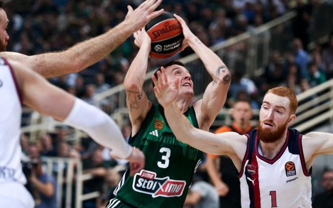 Mannion defiende a Guy, durante el duelo ante el Panathinaikos del 27 de octubre, en el que cayó lesionado. / GEORGIA PANAGOPOULOU