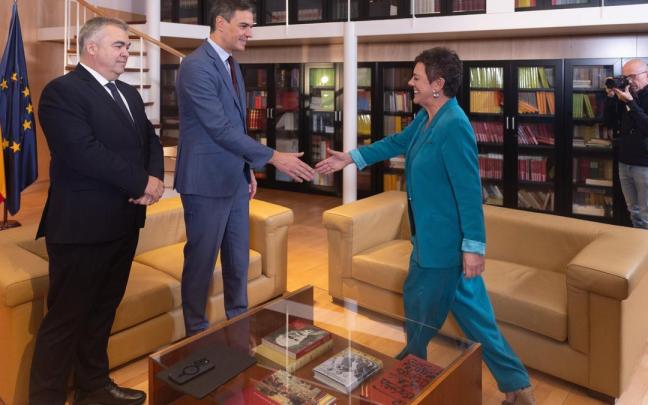 Pedro Sánchez saluda a Mertxe Aizpurua.