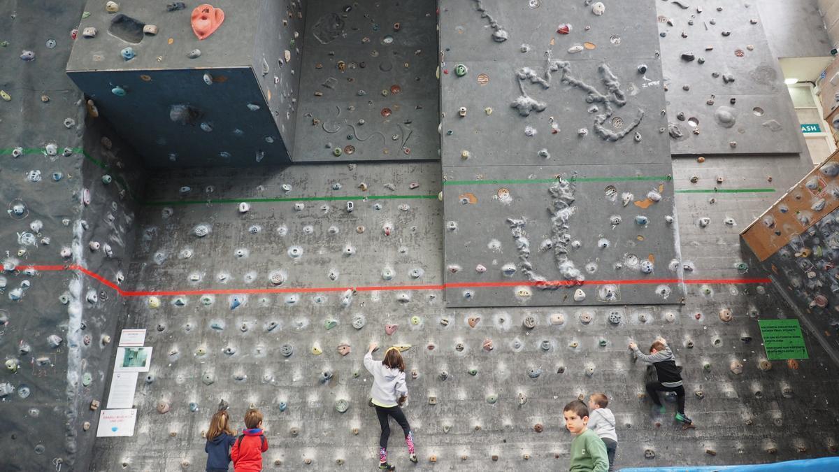 Vista del rocódromo del polideportivo Olaizaga.