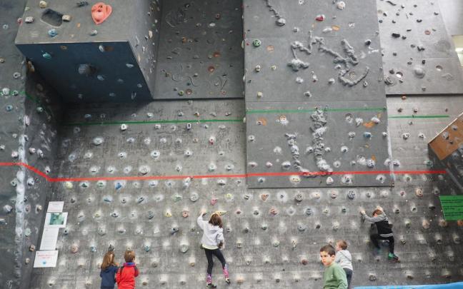 Vista del rocódromo del polideportivo Olaizaga.