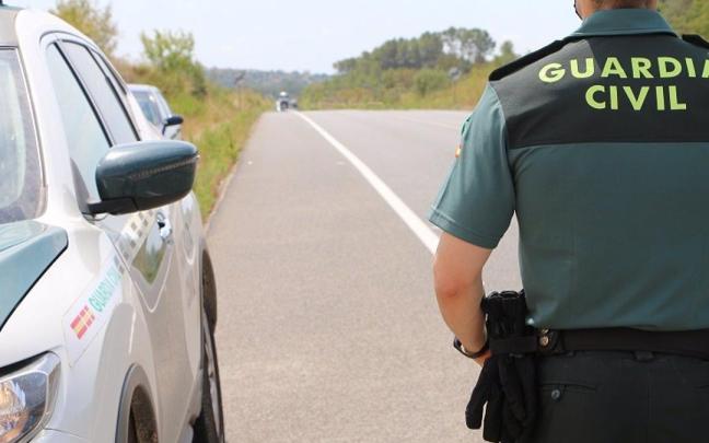 Imagen de archivo de un agente de la Guardia Civil. Imagen de archivo de un agente de la Guardia Civil.