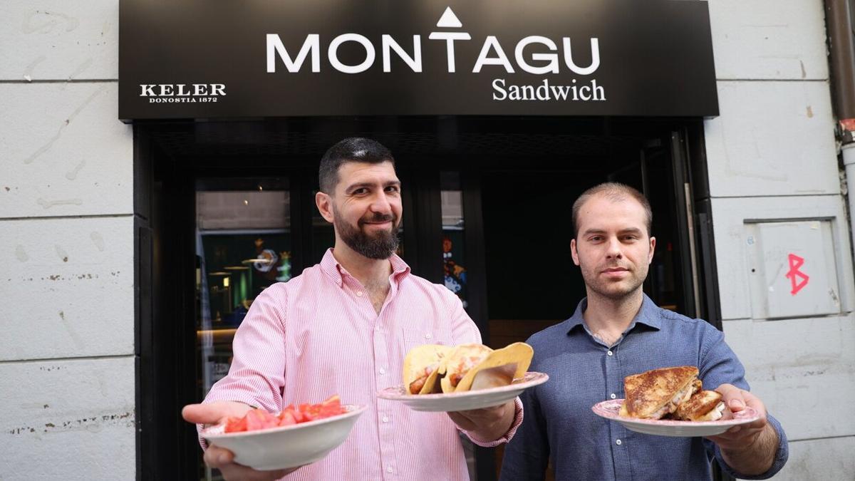 Carlos Jordán y Pablo Odriozola, a las puertas de Montagu Sandwich, en el nº 85 Estafeta, con una ensalada de tomate, un talo de txistorra y un sandwich.