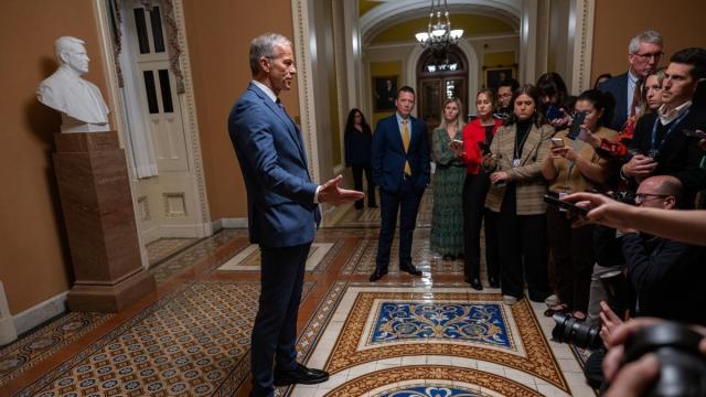 El senador John Thune comparece ante los medios para dar a conocer la decisión de la Cámara.