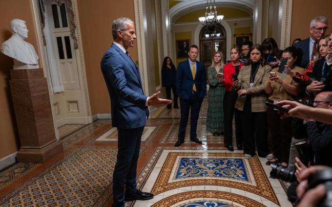 El senador John Thune comparece ante los medios para dar a conocer la decisión de la Cámara.