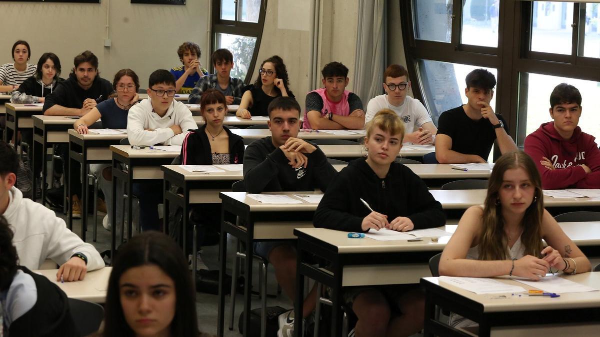 Unos alumnos, antes de comenzar las pruebas de acceso a la universidad del año pasado.