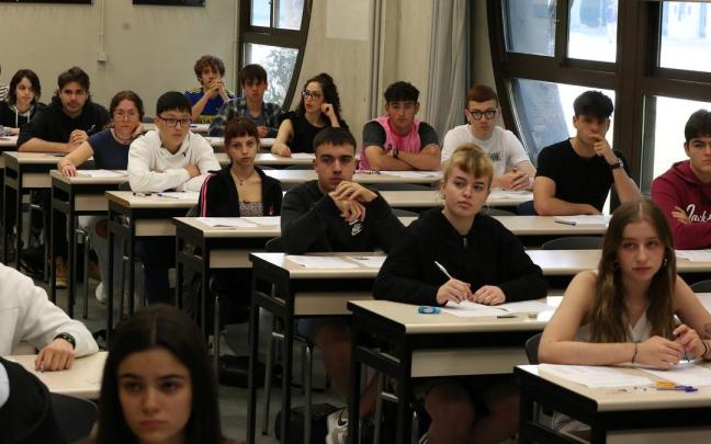 Unos alumnos, antes de comenzar las pruebas de acceso a la universidad del año pasado. / Javier Bergasa Unos alumnos, antes de comenzar las pruebas de acceso a la universidad del año pasado.