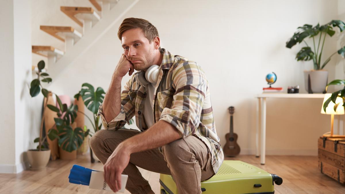 Hombre triste tras la vuelta de las vacaciones.