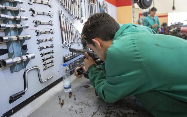 Un hombre, manipulando herramientas durante su trabajo