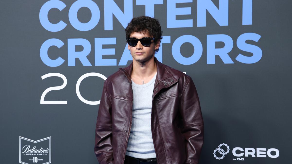 Lucas Bojanich posando en los premios de "inluencers"