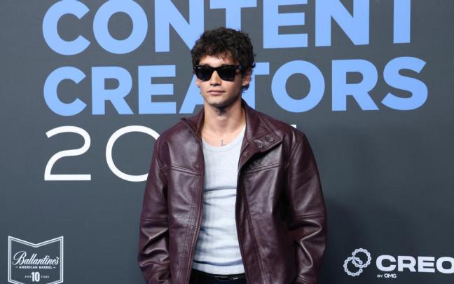 Lucas Bojanich posando en los premios de "inluencers"