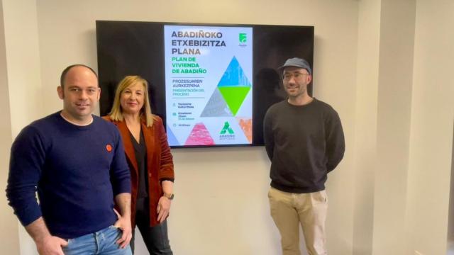 El alcalde Mikel Urrutia, la teniente de alcalde Edurne Maguregi y el arquitecto Ander Zangitu.