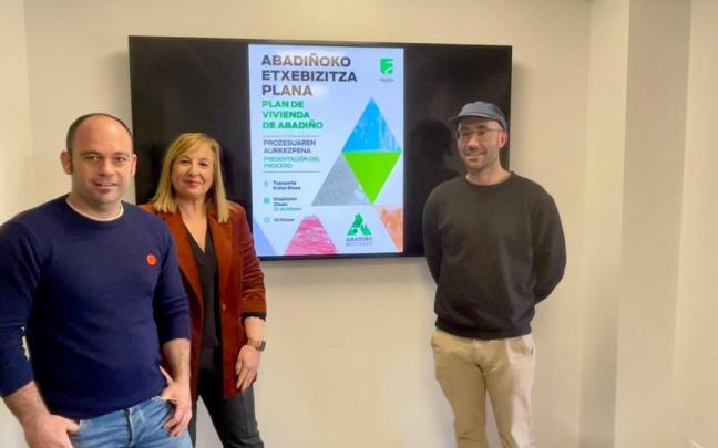 El alcalde Mikel Urrutia, la teniente de alcalde Edurne Maguregi y el arquitecto Ander Zangitu.
