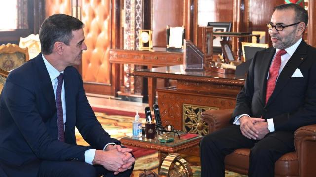 El presidente del Gobierno español, Pedro Sánchez, es recibido por el Rey de Marruecos, Mohamed VI.