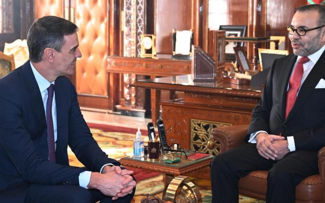 El presidente del Gobierno español, Pedro Sánchez, es recibido por el Rey de Marruecos, Mohamed VI.