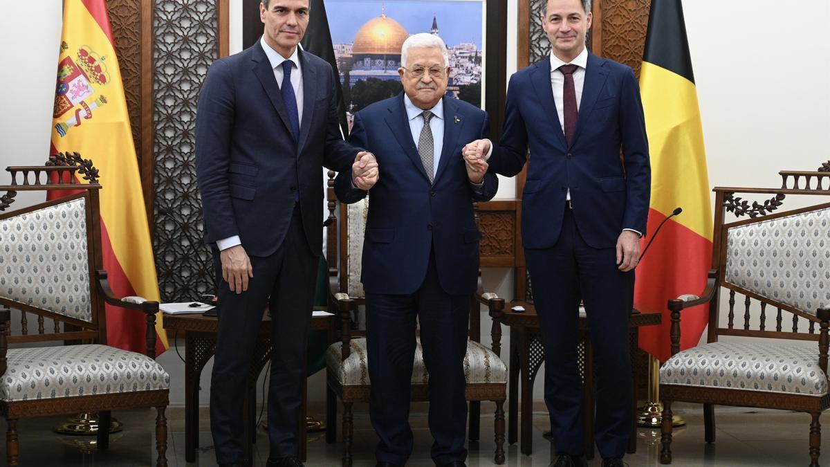 El presidente del Gobierno, Pedro Sánchez, junto al primer ministro de Bélgica, Alexander De Croo y el presidente de la Autoridad Nacional de Palestina, Mahmud Abás, en la sede e la Autoridad Nacional de Palestina, en Ramallah