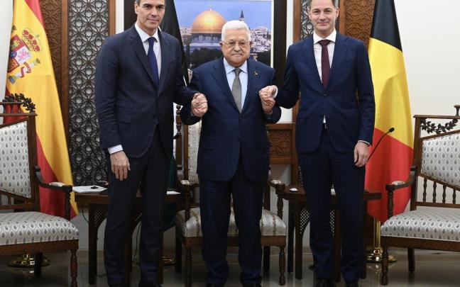 El presidente del Gobierno, Pedro Sánchez, junto al primer ministro de Bélgica, Alexander De Croo y el presidente de la Autoridad Nacional de Palestina, Mahmud Abás, en la sede e la Autoridad Nacional de Palestina, en Ramallah El presidente del Gobierno, Pedro Sánchez, junto al primer ministro de Bélgica, Alexander De Croo y el presidente de la Autoridad Nacional de Palestina, Mahmud Abás, en la sede e la Autoridad Nacional de Palestina, en Ramallah